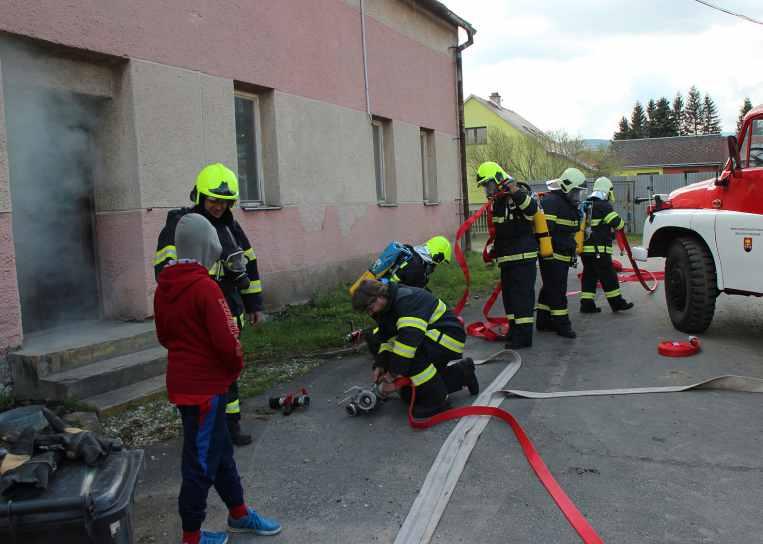 1 Po snídani malí Andersenové pěšky v y ra z i l i d o h a s i č s k é z b rojnice v Domašově na exkurzi. Byl krásný slunečný den, a tak si po cestě zpět vybrali ještě jednu odměnu zmrzlinu.