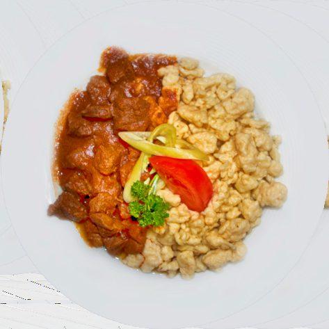 Főételek Hauptspeisen / Main dishes / Hlavní jídla / Dania główne Marhapörkölt galuskával Rindergulasch mit