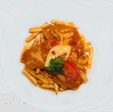 pečena v rajčatové guláš s hranolky Świnia pieczona w sosie leczo z frytkami 2635 HUF 8,50 EUR 277 CZK 38,50 PLN Pulyka érmék fűszeres parajjal és rizottóval Putenmedaillonen mit gewürzten