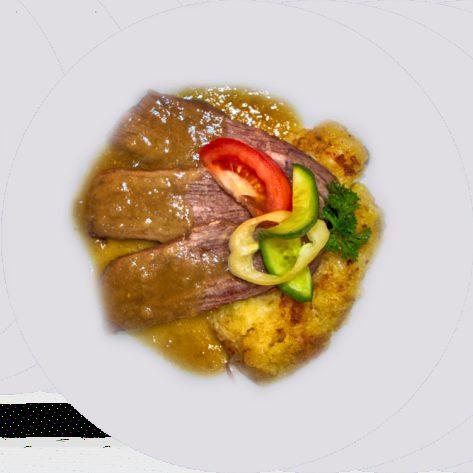 pecsenyeszafttal Rinderbraten mit Wacholdern in Schwarzbiersoße mit Zwiebel-Kartoffelgratin Beef with juniper in dark