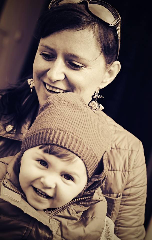 Maruška, máma s malými dětmi Maruška žije se svou rodinou na předměstí Prahy. Dvě děti, hypotéku a muže, který je hlavně v práci.
