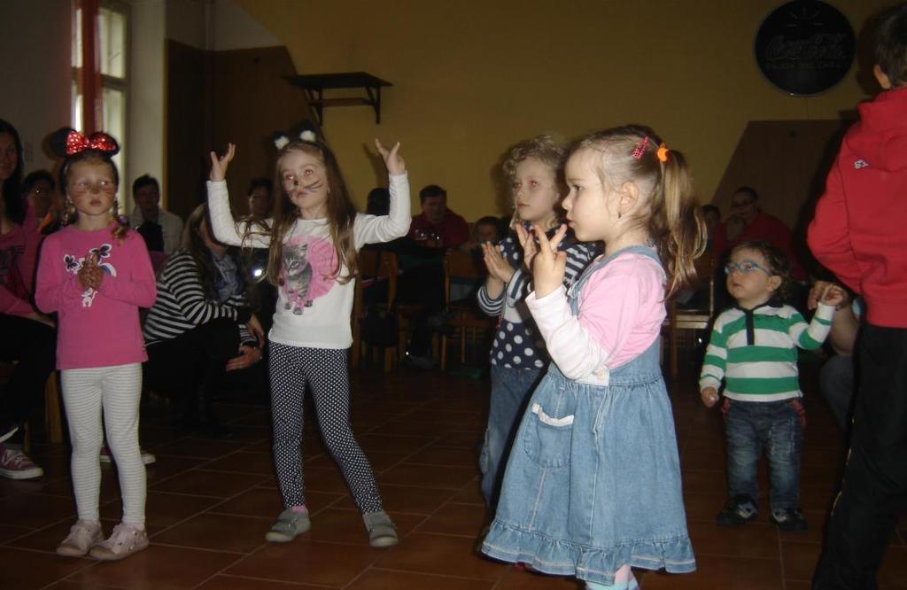 Soptíci Jako kaţdý rok, tak i letos se Soptíci první víkend v lednu zúčastnili Tříkrálové sbírky. V měsíci březnu jsme pořádali dětský karneval. Letos poprvé uţ v novém kulturním domě.