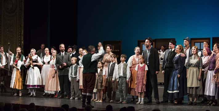 národní divadlo slet zahájili naši furianti XVI. všesokolský slet byl oficiálně zahájen v neděli 1. července v Národním divadle.