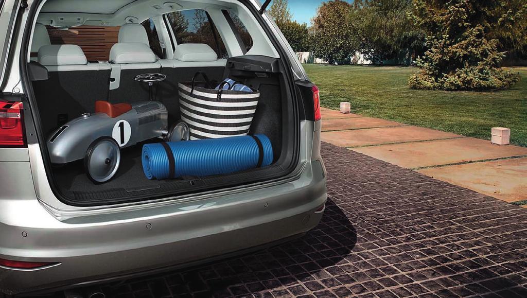 Interiér 03 Naložený spontánností: Mimořádně velký zavazadlový prostor vozu Golf Sportsvan umožňuje velmi pružně