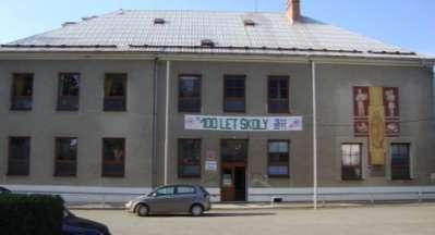 Druhou neméně významnou akcí byly Oslavy 100 let školy spojené s výstavou Historie školství v Šumvaldě 1666-2011. Sobota 17.
