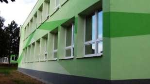 Tento projekt rapidně snížil energetickou náročnost budovy, která dle energetického auditu činí řádově 0,5 mil Kč/ročně. Náklady na tuto akci činily celkově cca 28 mil. Kč. Na obě tyto akce obec obdržela dotační prostředky z fondů EU.