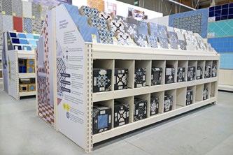 obchodní regál na prodej dlažby po kusech Flexibilní systém: možnost posunovat dělítka v horní části Kovová dělítka ve spodní