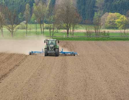 I při velkých pracovních záběrech můžete pracovat naprosto přesně - protože traktor jede zcela automaticky v perfektní stopě. Překryvy jsou redukovány podle průběhu práce o tři až deset procent.