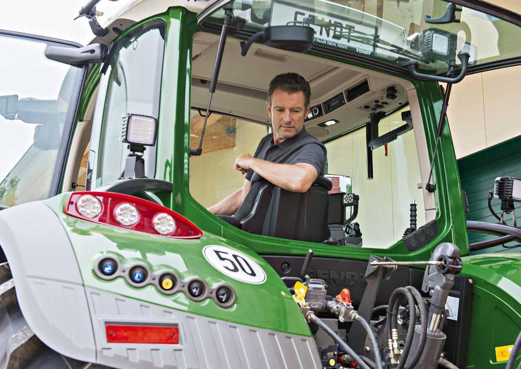 30 Připojení 31 Perfektně vybaven Ideální linie při zpracování půdy, stopa na stopu při setí, perfektní řez při sečení píce - s traktory 700 Vario bude vaše práce perfektní a vy budete se svými