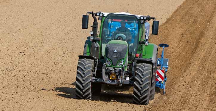 Připojení 32 33 Mnoho funkcí vpředu a vzadu Silná hydraulika Se 193 litry výkonu za minutu přináší čerpadlo Load-Sensing traktorů Fendt 700 Vario opravdu výkonný objem do celé hydraulické soustavy.