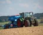 Kompaktní velký traktor je stvořen pro vysoký výkon a je odolný proti zátěži. Motor a převodovka jsou navzájem ideálně sladěny tak, že dosahují vysokého stupně účinnosti.