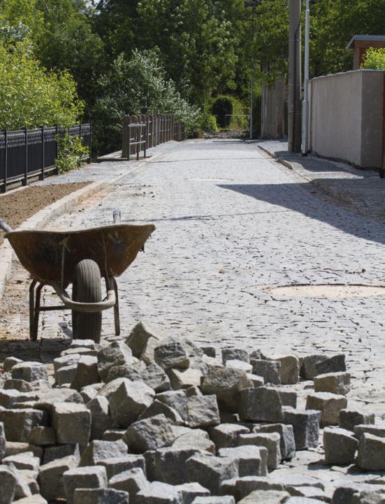Povrch konstrukce je ze žulové kroužkové dlažby, v místech vjezdů a vstupů do budov je povrch tvořen řádkovou žulovou dlažbou. Součástí rekonstrukce je i veřejné osvětlení.