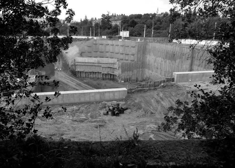 2 Jedním z cílů výzkumu probíhajícího ve stavební jámě Myslbekova západně bastionu XI v roce 2009 bylo ověření existence tohoto pohřebiště (obr. 3). Hroby v původním uložení se již objevit nepodařilo.