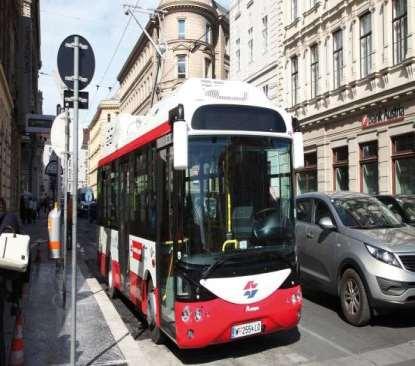 Aplikace elektrobusů s průběžným nabíjením Vysoká četnost zastávek (záměrných i nechtěných) vedou v městském linkovém provozu k významným úsporám rekuperačním brzděním.