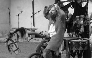 FOTOKRONIKA HISTORIE STRANA 10 KN 4/2008 K Ř I V O K L Á T S K É U D Á L O S T I V O B R A Z E C H Za stálici kfiivoklátsk ch hradních akcí lze povaïovat svérázného herce, Ïongléra a komika VíÈu