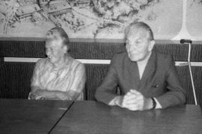 KULTURA STRANA 7 KN 4/2008 ZITA KABÁTOVÁ SLAVÍ V ZNAMNÉ JUBILEUM ekne-li se první republika, vybaví se mi noblesa a elegance dam a dïentlmenství muïû.