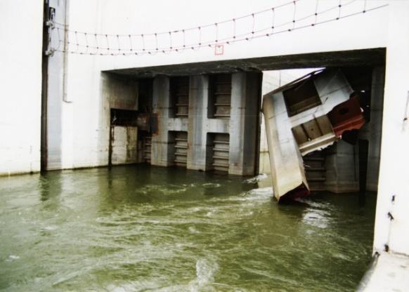 Závady spočívajú v hydraulickom plniacom systéme (v technologickej časti klapky systému, v stavebnej časti - degradované betóny a v kanálovej časti zlé tvarovanie trás, zlé riadenie hydraulického