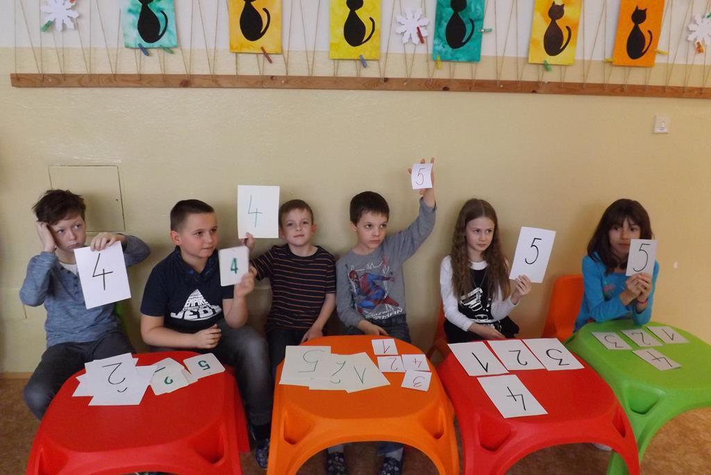 - spolupráce s psychology a psychiatry 8) Školní poradenské pracoviště - poradenský tým se scházel dle možností každé pondělí ve složení: školní psycholožka L. Svobodová, výchovné poradkyně A.