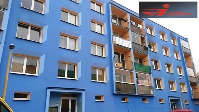 Je v původním stavu, vhodný k rekonstrukci dle vlastních představ. Vytápění dálkové.