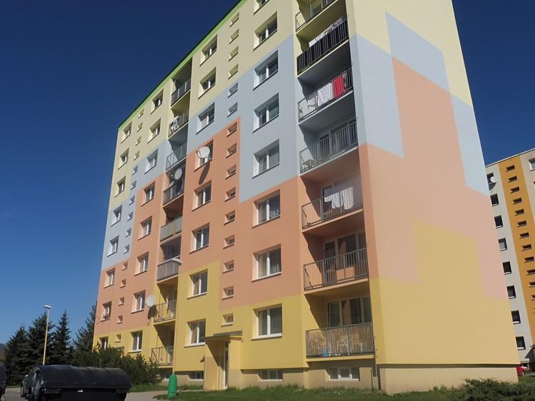 Město Stráž pod Ralskem se nachází v okrese Česká Lípa, v Libereckém kraji, v údolí řeky Ploučnice pod kuželem vrchu Ralsko a vrchu