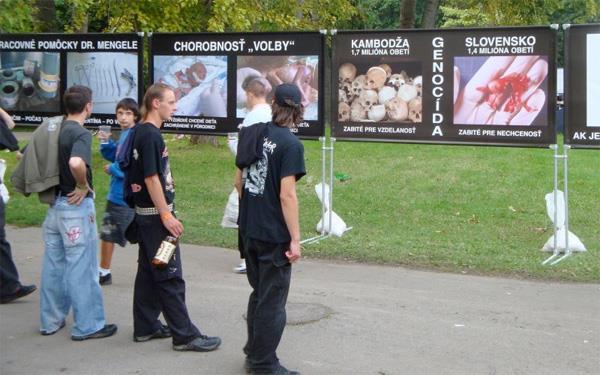 Přes reklamy si nevidíme na špičku