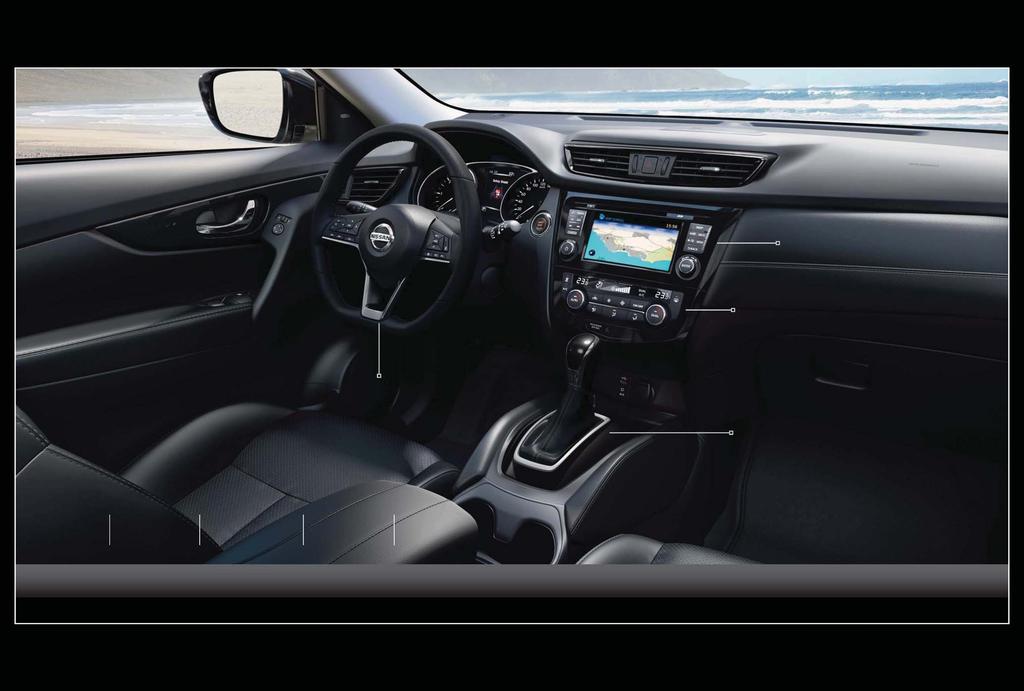 Systém Nissan Connect s vylepšeným rozhraním Lesklé čierne obloženie s metalickými prvkami Prémiový kožený volant Nová radiaca páka so základňou potiahnutou kožou s dvojitým prešívaním LUXUSNÉ