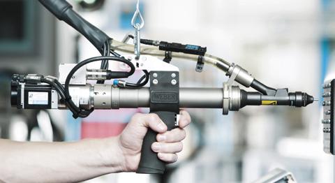 Výkonné ruční šroubováky s automatickým podáváním vynikají kompaktní konstrukcí a nízkou hmotností, což je předností v případě požadavků na bezpečné montážní
