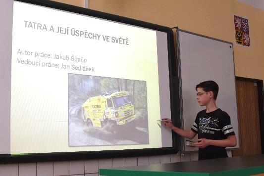Nemají boty a život tam není vůbec jednoduchý. S překladem nám pomohli dva průvodci z gymnázia a také hodně pomohl pan učitel Mach. Nakonec jsme se všichni vyfotografovali. *Ananas* Závěrečné práce 9.