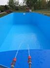 Rozměr jámy je dán rozměrem bazénu. Obvod byl vyznačen v prvním podě. Hloubka jámy je dána výškou bazénu, v našem příkladu je to 1,5m ( u nižších bazénů je postup stejný ).