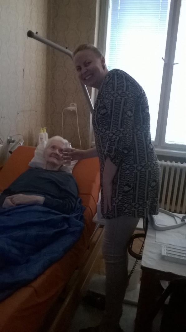je součástí osobní asistence určitá aktivizační činnost, některé osobní asistentky s klienty hovoří cizími jazyky nebo s nimi hrají na hudební nástroje.