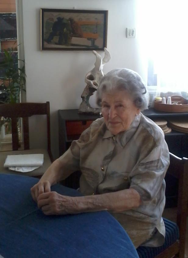 byl židovského původu, v lednu roku 1945 byl internován v koncentračním táboře Terezín. Provdala se za člena umělecké Skupiny 42 a pozdějšího akademického malíře.