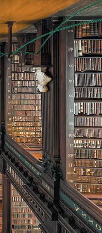 latině, Stará knihovna obsahující 200.000 historických textů, mramorové busty učenců a nejstarší harfu v Irsku.