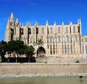 Největším a zároveň hlavním městem je Palma de Mallorca, jíž dominuje katedrála La Seu (katedrála světla) ze 16. století.