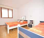 APT B5: obývací pokoj se dvěma lůžky (rozkládací gauč nebo gauč a výsuvné lůžko nebo rozkládací gauč a výsuvné lůžko), ložnice se dvěma nebo třemi lůžky.