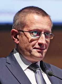 TEMPUS MEDICORUM Personální kapacity a odměňování Nová data z resortního statistického šetření za rok 2016 Cílem tohoto sdělení je stručně shrnout hlavní výsledky resortních statistických šetření