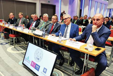 XXXII. SJEZD ČLK cializačního vzdělávání, mají podle delegátů dbát na jednoduchost, průhlednost, efektivitu a přátelskost systému.