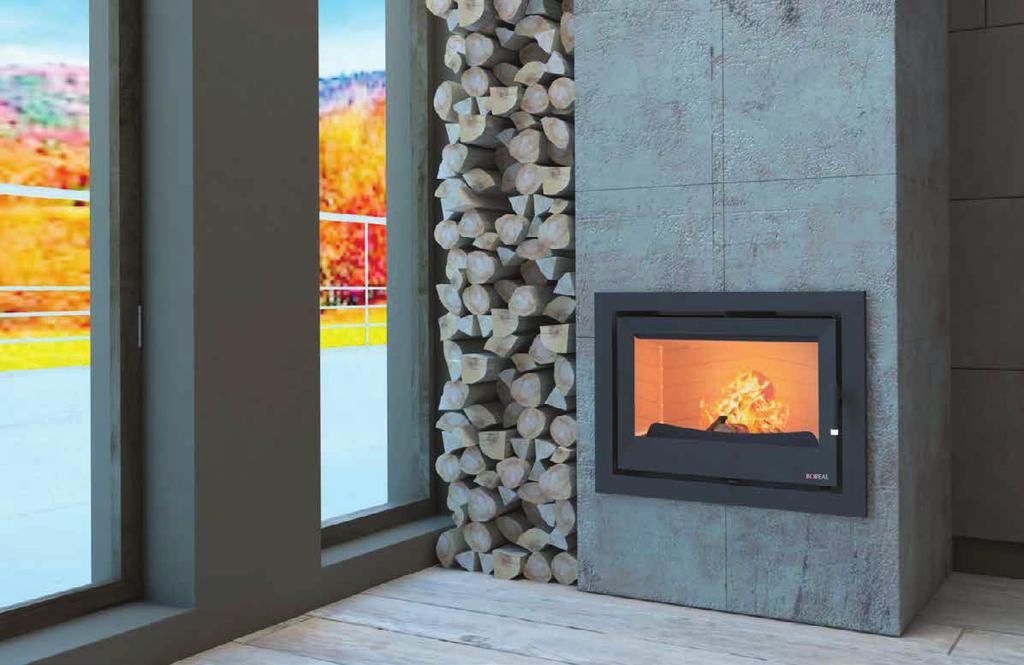 I70 Série černý lak. Litinová dvířka a spodní část topeniště s vitro keramickým sklem odolným do 750ºC. Odnímatelný rošt a vyjímatelný popelník pro snadné čištění a vyprazdňování popela.