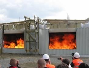 Reakce na oheň Norma ČSN EN 13501 1 Schopnost materiálu, souvrství či konstrukce šířit požár a ohrožovat svým požárem okolí zhodnocení stavebních materiálů co nejobjektivněji z