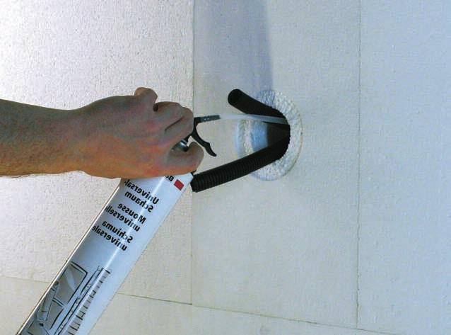 socket Eldoline -PA: 20 25 ml Elektrické kabely nebo chráničky elektro rozvodů protáhněte skrz otvory ve dně zaputěné el. instal.