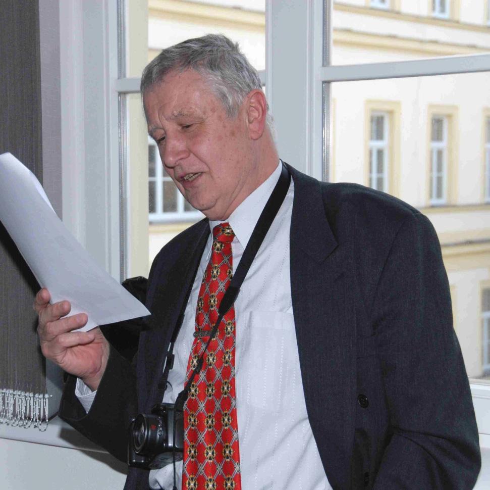 V r. 1992 byla spektrální laboratoř vybavena komerčním ICP spektrometrem s echelle mřížkou Unicam PU 7000.