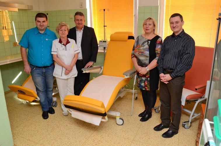 Předání dvou křesel pro pacienty oddělení klinické hematologie Nsp HavíŘOV Nadační fond Pavla Novotného uspořádal v loňském roce veřejnou sbírku, jejíž výtěžek byl
