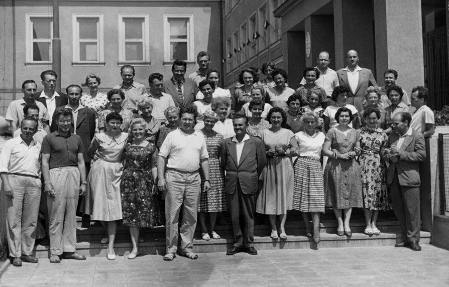VÁŽENÉ ABSOLVENTKY A VÁŽENÍ ABSOLVENTI, VÁŽENÉ PROFESORKY A VÁŽENÍ PROFESOŘI, MILÍ STUDENTI, MILÍ PŘÁTELÉ, v tomto roce slaví naše gymnázium 50 let od svého založení.