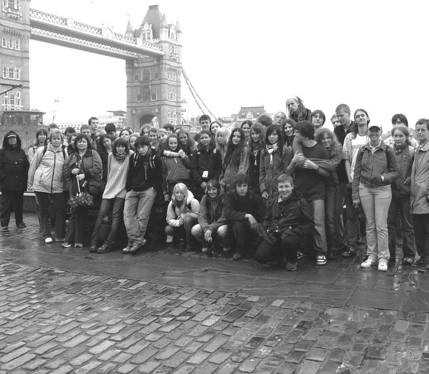 celá výprava s Tower Bridge v pozadí Když se teď mám vrátit zpět k našemu týdennímu výletu po Anglii a Walesu, musím říct, že to pro mě bylo jedno velké překvapení.