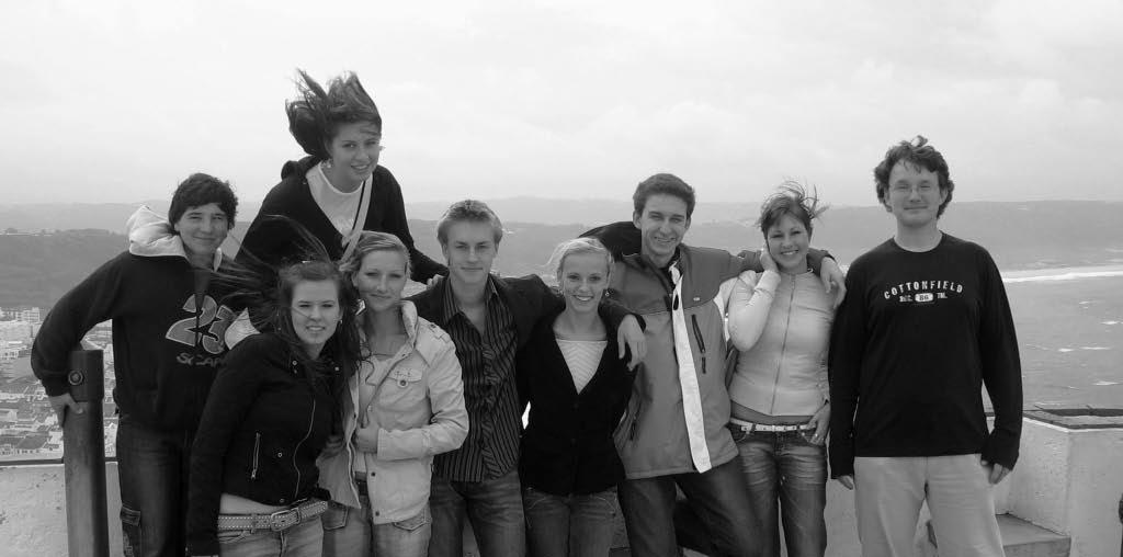 naši studenti v Nazaré, foto M. Hruška CO NÁS SPOJUJE S PORTUGALSKEM? V roce 2006 jsme navázali spolupráci s portugalskou střední školou Colegio Dr. Luis Pereira da Costa z Monte Redonda.