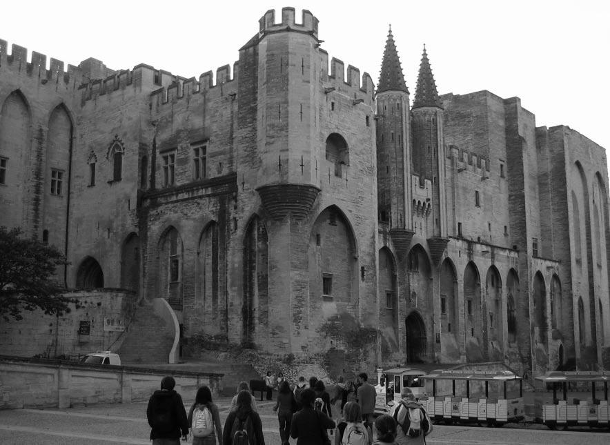 Papežský palác v Avignonu AZUROVÉ POBŘEŽÍ Vjíždím do jednoho pohádkového království. Do království, kde se mísí omamná vůně květin se slaným vánkem přicházejícím od moře.