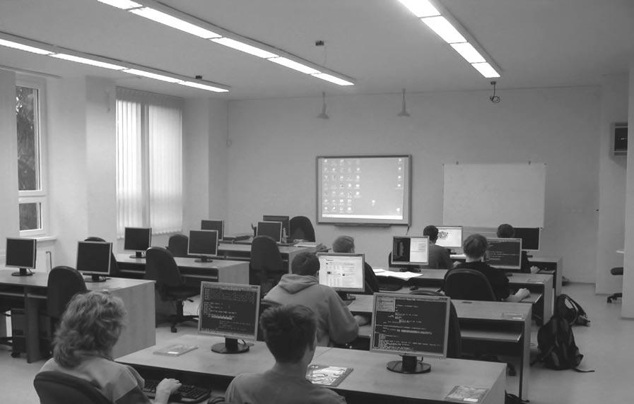 PROGRAMOVÁNÍ Výuka programování má na našem gymnáziu dlouholetou tradici. Ve školním roce 1963 je z rozhodnutí MŠK na škole zřízena třída se zaměřením na programování a obsluhu počítacích strojů.