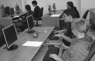 STUDIUM KASTY PROGRAMÁTORŮ NA NAŠEM GYMNÁZIU Když uvidíte mírně ohnutého studenta vyššího vzrůstu, s brýlemi a těkavým pohledem, tušíte už, že zamíří do třídy s popiskou A.