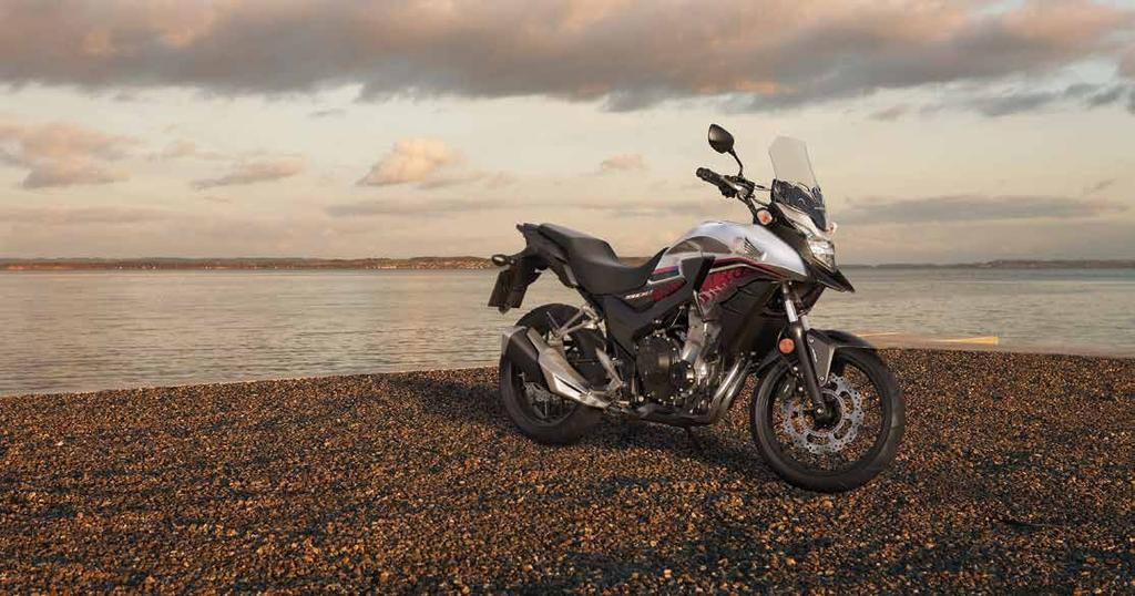 17 18 CB500X CESTA ZA POZNÁNÍM Snadná ovladatelnost a uvolněná jízdní pozice znamenají jediné dobrodružství je blíž, než kdy předtím.