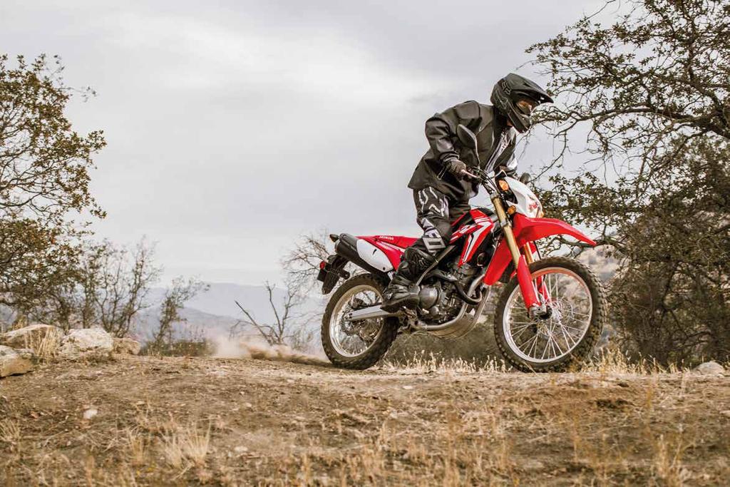 21 22 CRF250L PŘIPRAVENA NA COKOLI Oblečená v nové kapotáži, vypůjčené od modelu CRF450R, je univerzální Honda CRF250L připravena