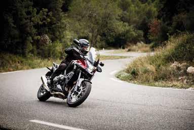 Kola s drátovým výpletem dodávají motocyklu styl, ale také pohlcují nárazy od nerovného jízdního povrchu.